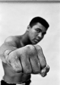 muhammad-ali-shows-off-his-right-fist-chicago-1966-thomas-hoepker-1371001215_b